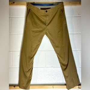 Haggar Men’s Slim-Fit Stretch Khaki Pants
Size: 33x30 great condition